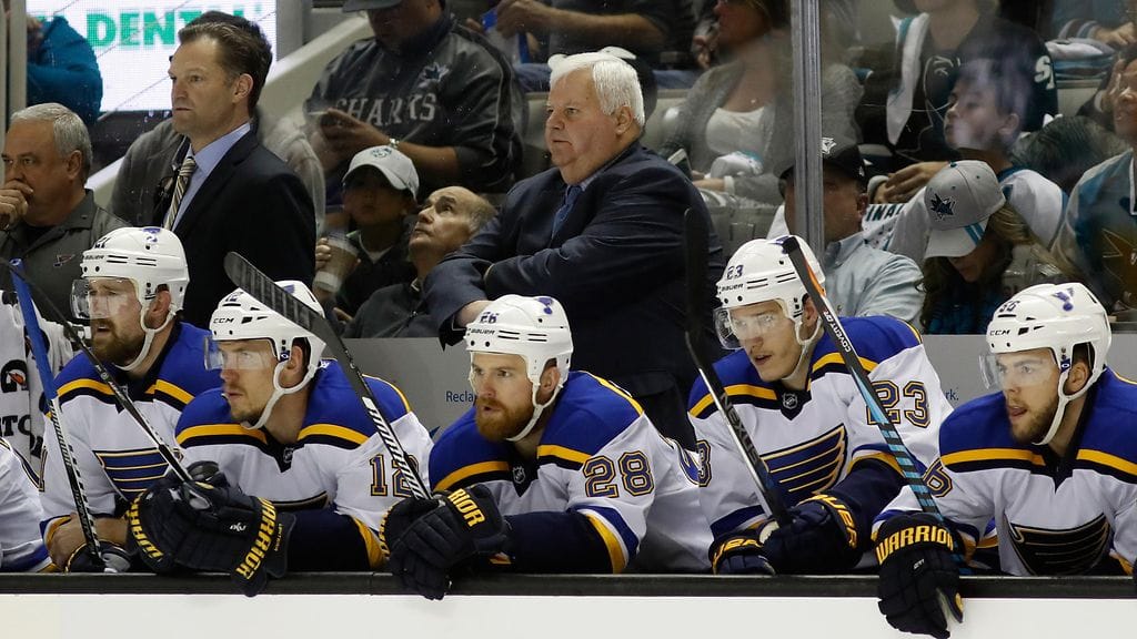 Ken Hitchcock nähdään myös ensi kaudella Bluesin peräsimessä.