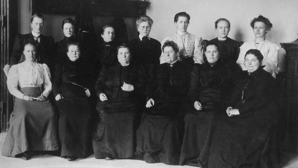 Kuvassa edesä vasemmalta Hilja Pärssinen, Alli Nissinen, Lucina Hagman, Alexandra Gripenberg, Evelina Ala-Kulju ja Liisa Kivioja. Takana vasemmalta Dagmar Neovius, Hedvig Gebhard, Iida Vemmelpuu, Hilda Käkikoski, Miina Sillanpää, Hilma Räsänen ja Maria Laine.