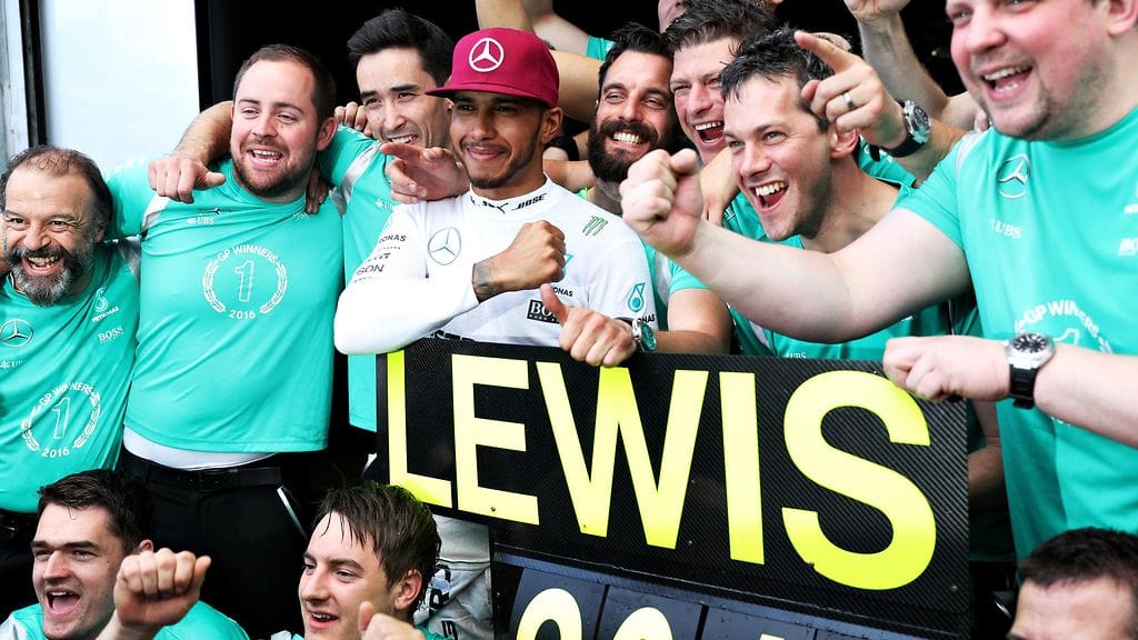 Lewis Hamilton oli yhtä hymyä Monacossa.