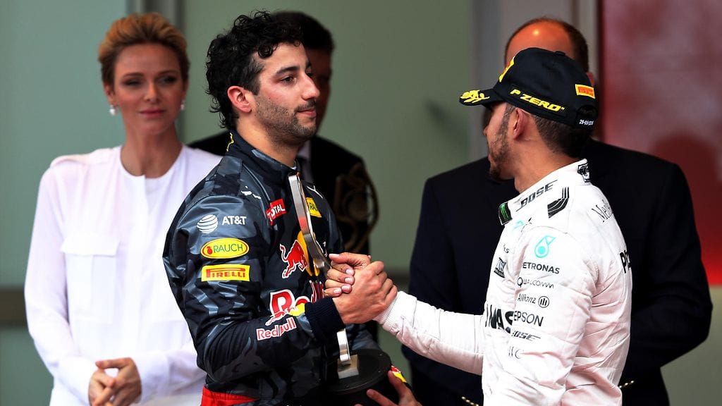 Daniel Ricciardo onnitteli Lewis Hamiltonia pettyneenä Monacossa.