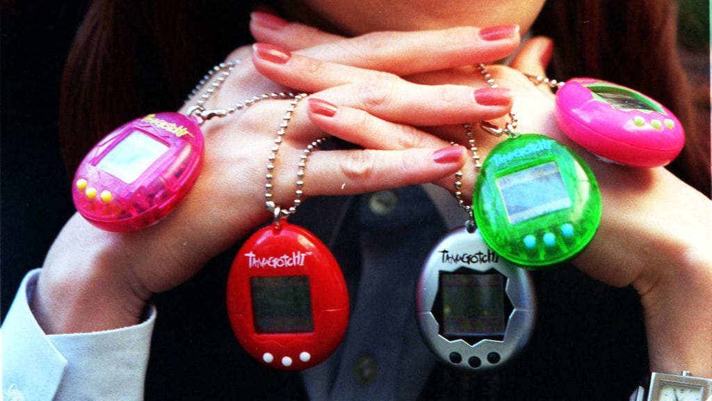 Tamagotchin keksijä Aki Maita pitelee lelusaalista, josta moni ysärilapsi olisi antanut oikean kätensä.