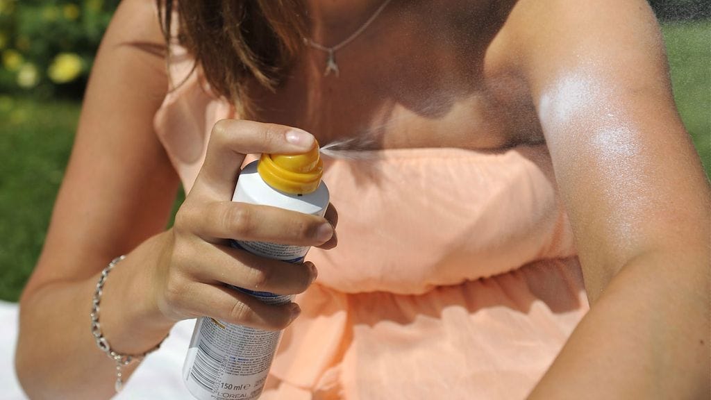 Suihkutettavaa aurinkosuojaa ei ehkä tule laitettua tarpeeksi.