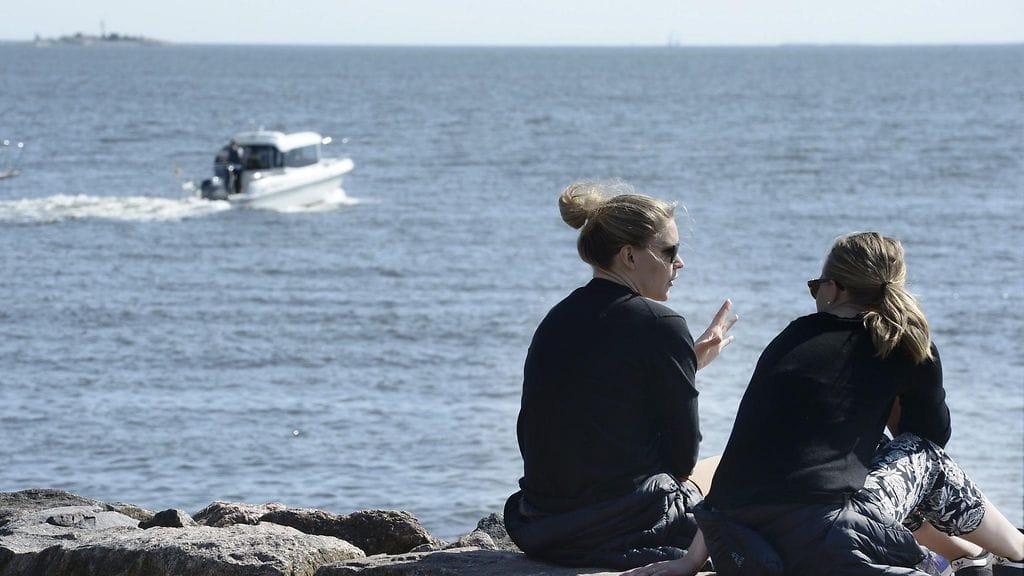 Aurinkoinen päivä Kaivopuiston rannassa Helsingissä 29. toukokuuta 2016. Kuvituskuva.