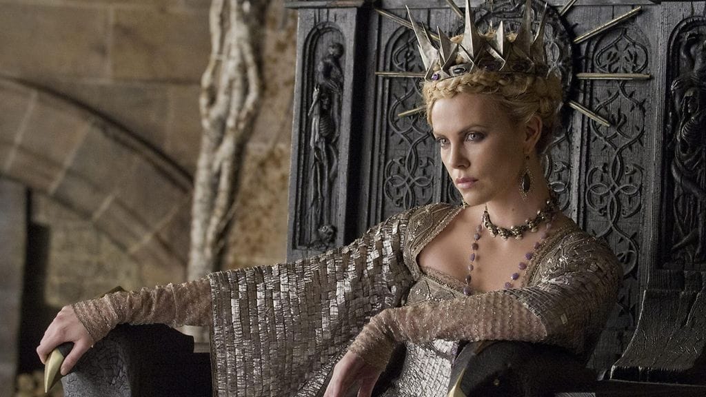 Charlize Theron näyttelee kuningatarta Lumikki-elokuvassa.