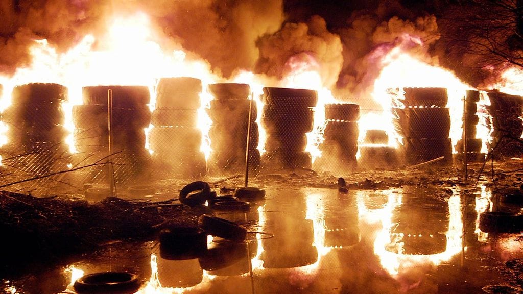 Kierrätysrenkaita tulessa Lassila & Tikanojan rengasvarastolla Vantaan Keimolassa 2. tammikuuta 2004.