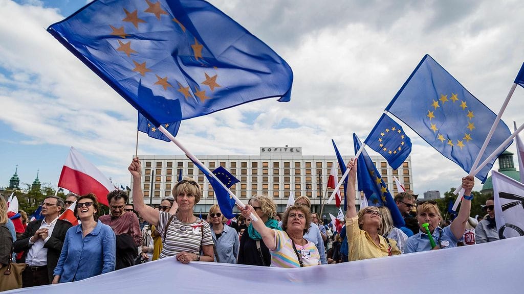 Ihmiset protestoivat hallitusta vastaan Puolan pääkaupungissa Varsovassa toukokuussa 2016.
