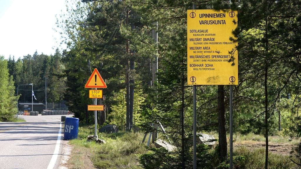 Varuskunnan kyltti Upinniemeen johtavan tien varressa Kirkkonummella