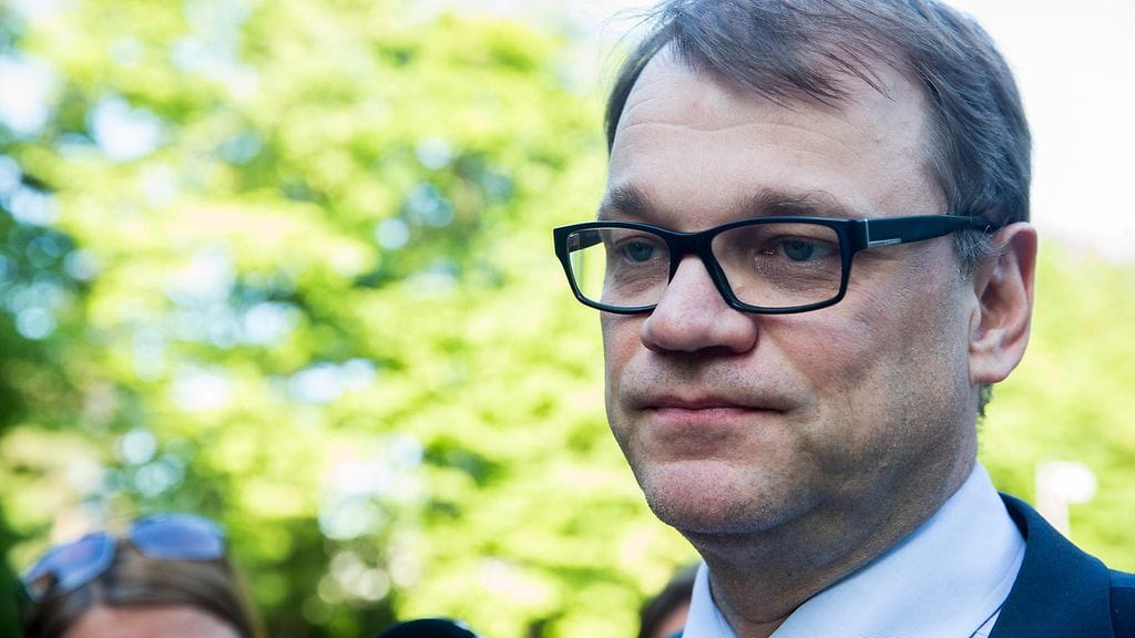 Pääministeri Juha Sipilä edustaa jälleen Ylen kyselyn mukaan Suomen suurinta puoluetta.