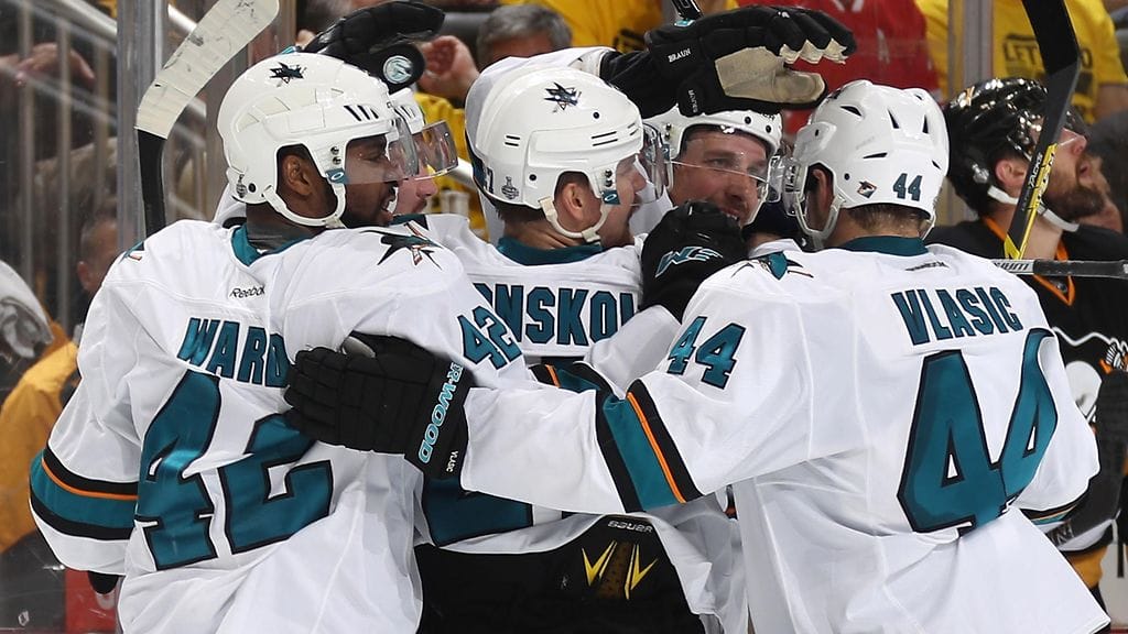 Joonas Donskoi (kes.k) juhlii tasoitusta joukkuetoverien kanssa.