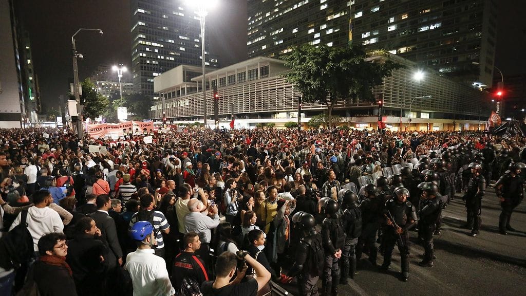 Terroririsn uhka ja katuväkivalta ovat poliisin painajainen Rio de Janeiron valmistautuessa kesäolympialaisiin. Kuvassa mielenosoittajat vaativat viime viikolla 16-vuotiaan tytön joukkoriaskanneiden miesten kiinni saamista.