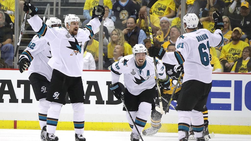 Joonas Donskoi (vas.) tuuletti Justin Braunin (oik.) tasoitusta.