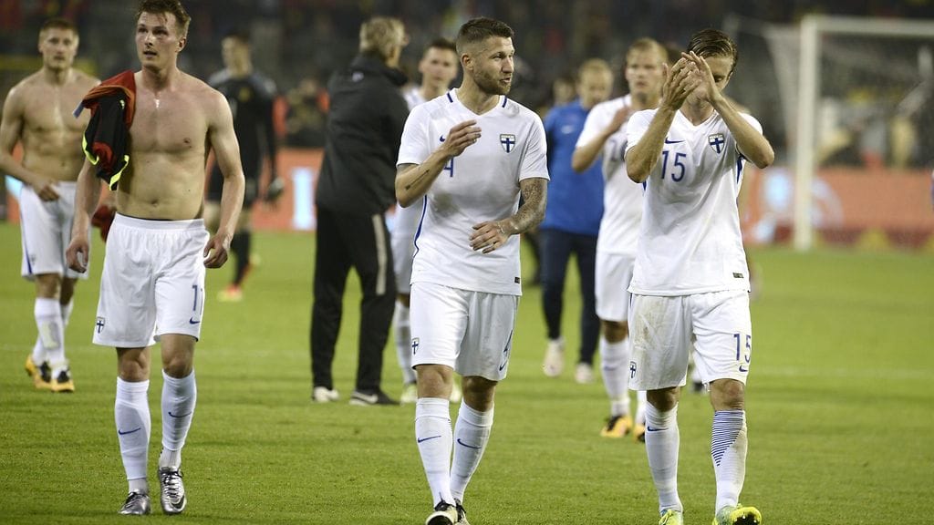 Suomalaispelaajat kiittelivät yleisöä tasapelin jälkeen.