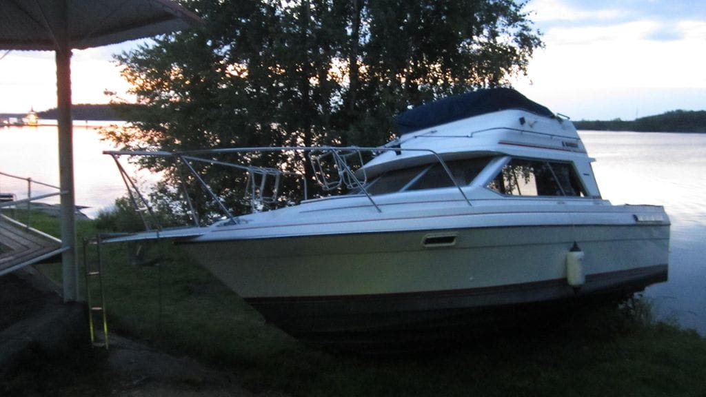 Kaakkois-Suomen poliisi kertoo, että moottorivene ajautui Lappeenrannan Halkosaareen vauhdilla myöhään eilisiltana.