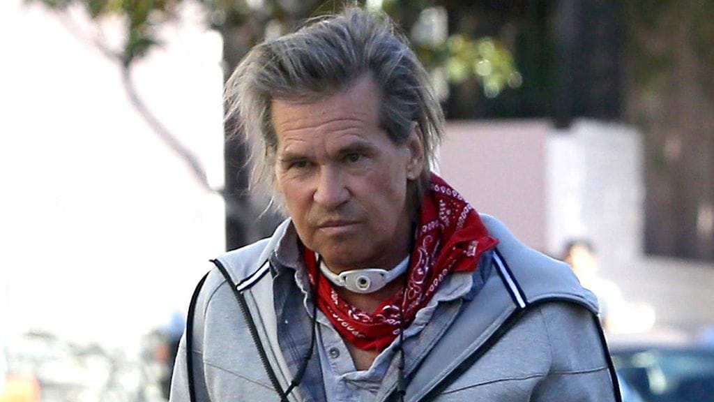 Val Kilmer nähtiin noin vuosi sitten erikoisen kurkkulaitteen kanssa.