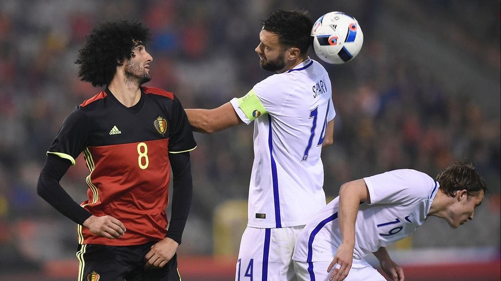 Marouane Fellaini ja Tim Sparv mielivät samaan pääpalloon keskiviikkona.