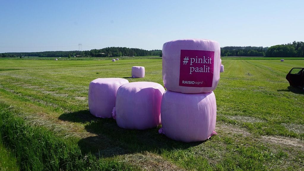Pinkeillä paaleilla osoitetaan tukea rintasyöpäpotilaille ja kerätään rahaa Rintasyöpäyhdistykselle.