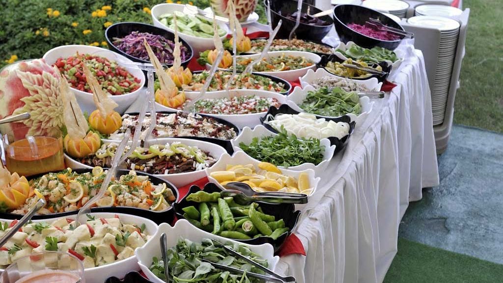 Pitopalvelu on helppo vaihtoehto ulkoistaa tarjoilut ammattilaisten käsiin.