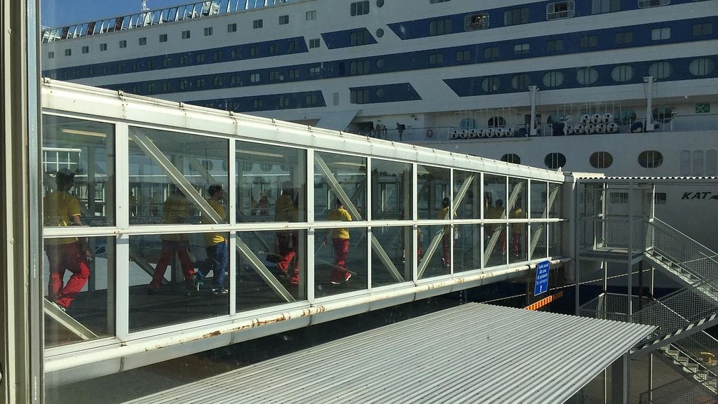 Siivoojia menossa Silja Symphonylle perjantaina 3.6.2016. Laiva tehosiivottiin uudelleen eilen ja Silja Serenade tänään.