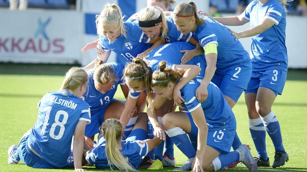 Suomalaiset juhlivat Emmi Alasen tekemää 1-0-maalia.