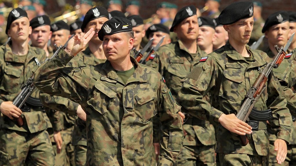 Puolan puolustusvoimien joukkoja paraatissa Braniewossa Puolan koillisosissa 3. kesäkuuta 2016.