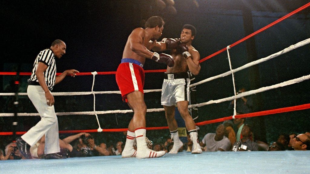 Rasismistakin syytetty Trump kirjoittaa Twitterissä, että edesmennyt Muhammad Ali oli todellinen mestari ja upea ihminen. Kuvassa Muhammad Ali ottelemassa George Foremania vastaan Zairessa vuonna 1974.
