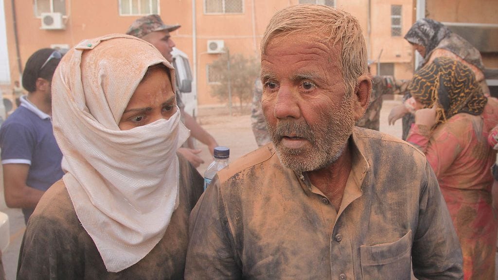 Raqqasta Isisiä paenneita syyrialaisia Jordanian rajalla.