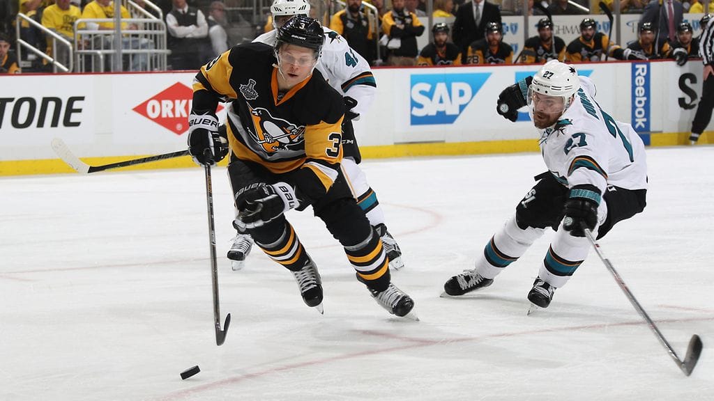 Joonas Donskoin (oik.) edustama San Jose Sharks hävisi kaksi ensimmäistä finaalia Pittsburghissa Olli Määtän (vas.) Penguinsille.