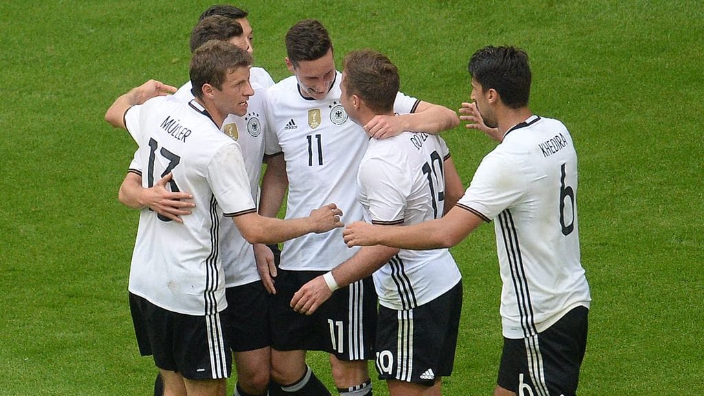 Thomas Müller (vas.) viimeisteli Saksan 2-0-maalin.