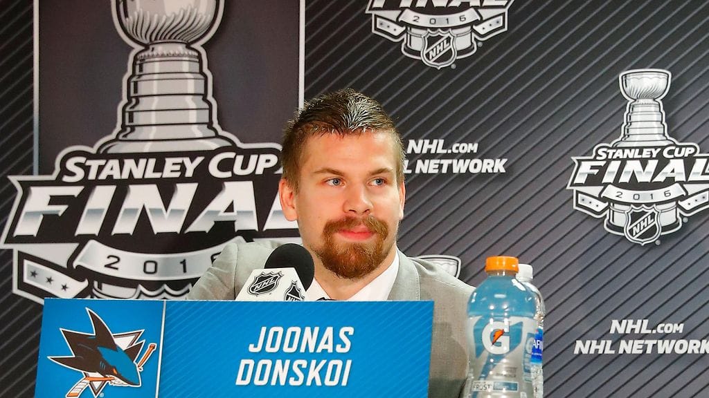 Joonas Donskoi hymyilevänä 3. finaalin lehdistötilaisuudessa.