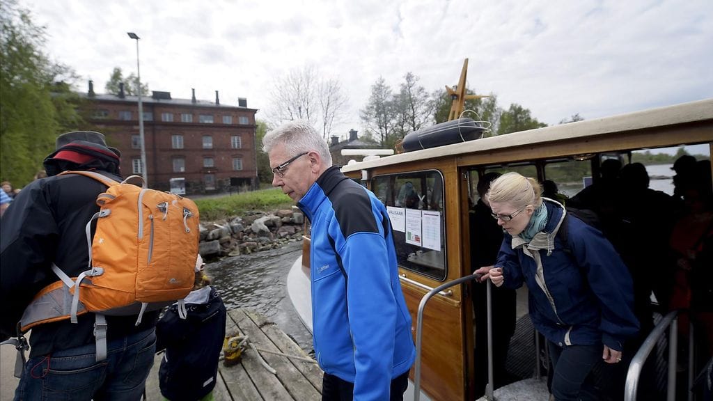 Ulkoilijoita saapuu yhteysaluksella yleisölle avautuneeseen Vallisaareeen Helsingissä sunnuntaina 15. toukokuuta 2016.