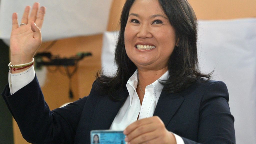 Keiko Fujimori saattaa nousta Perun presidentiksi. Hänen isänsä istuu vankilassa ihmisoikeusrikoksista.