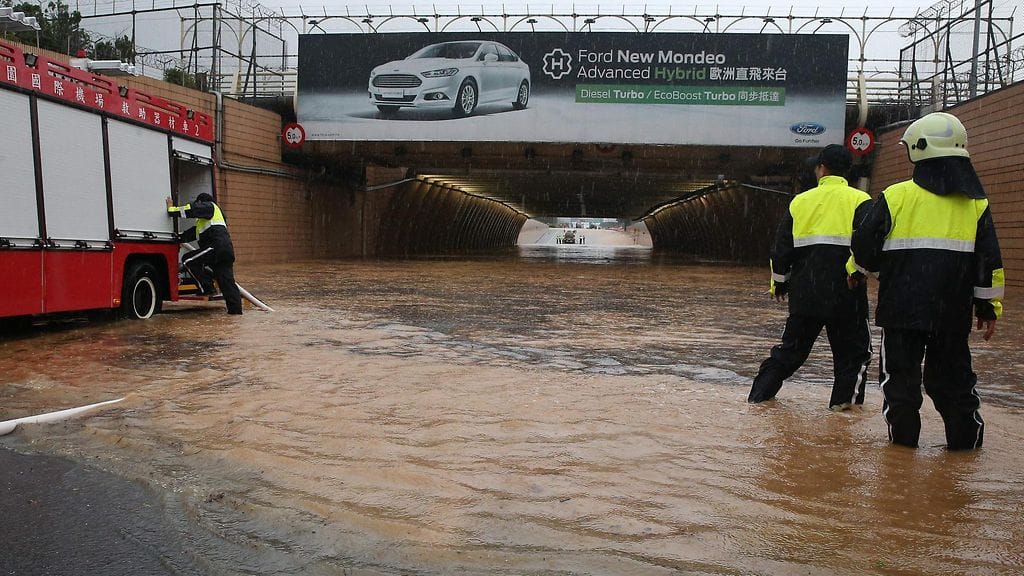 Taoyuanin lentokentällä tulvavesi valtasi teitä 2.6.2016.
