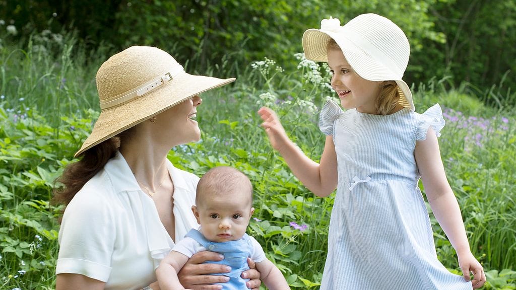 Victoria, Oscar ja Estelle toivottavat hyvää kansallispäivää tuoreessa kuvassa.