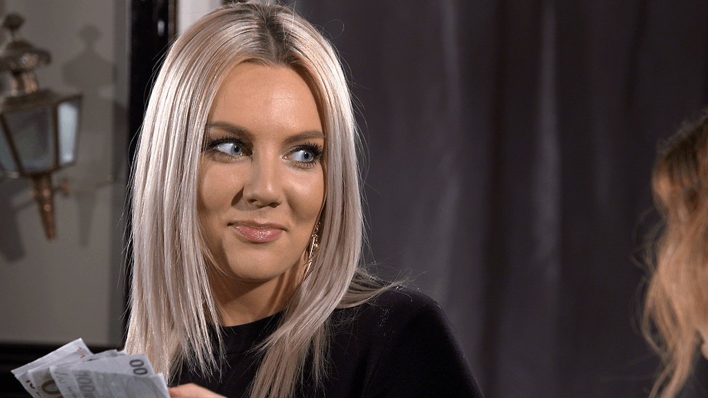 Pinja Kanon näyttelee Iida Mustosta Bikineitä ja timantteja -nettisarjassa.