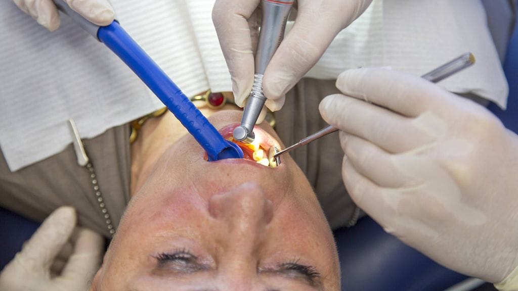 Juurihoitoon joutumista voi ehkäistä säännöllisellä hammashoidolla ja -tarkistuksilla.