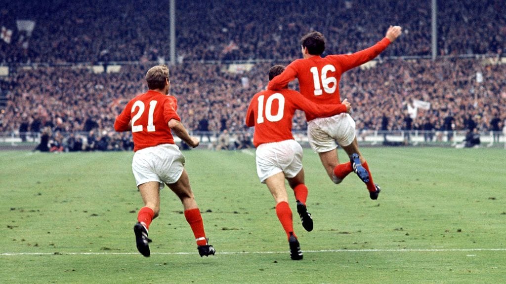 Geoff Hurst (kesk.) ratkaisi maaleillaan maailmanmestaruuden Englannille vuonna 1966.