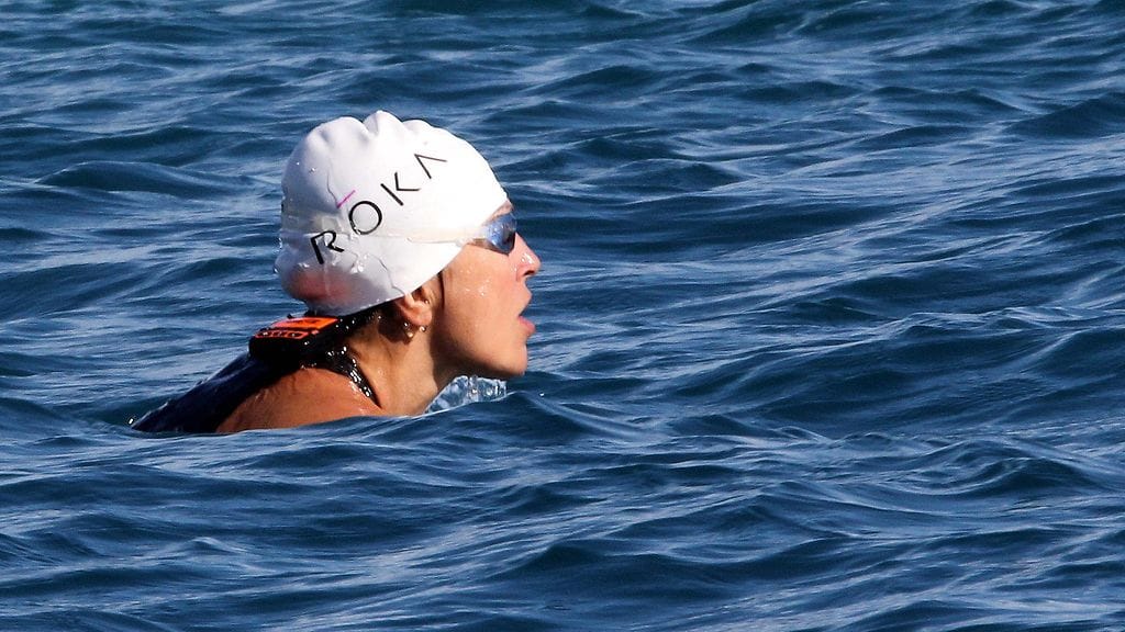 Norma Bastidas uimassa ennätystriathloninsa ensimmäisellä osuudella. Ihmiskaupasta selvinneen naisen triathlonin kokonaispituudeksi tuli 5690 kilometriä.