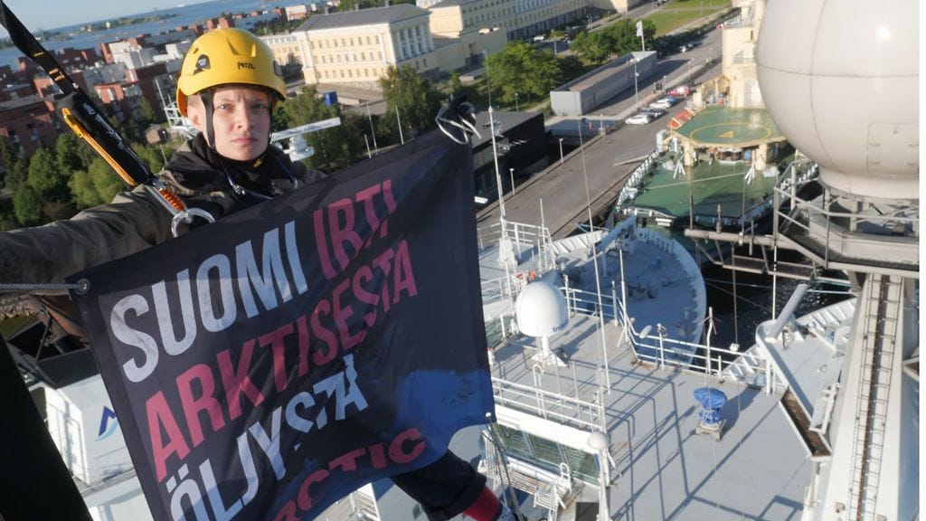 Greenpeacen välittämä kuva aktivistista jäänmurtaja Otson mastossa.