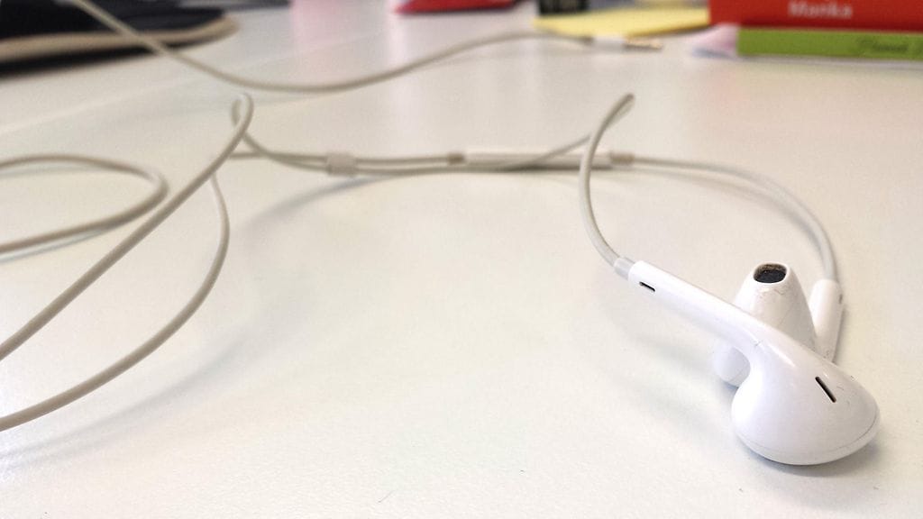 Kuvassa iPhonen mukana tulevat kuulokkeet.