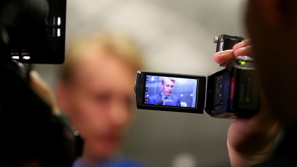 Haastattelua haastattelun perään. Patrik Laine pääsi maistamaan NHL-tähden arkea ennen neljättä finaalia.