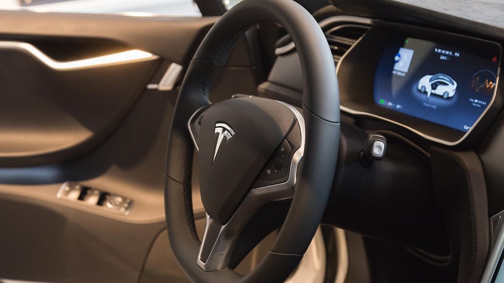 Tesla Model S ohjaamo, kojelauta ja ratti.