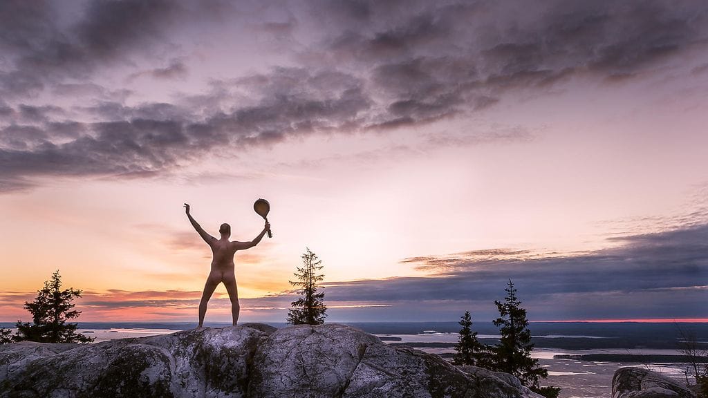 Pertti Feller auringonnousun aikaan Kolin huipulla.