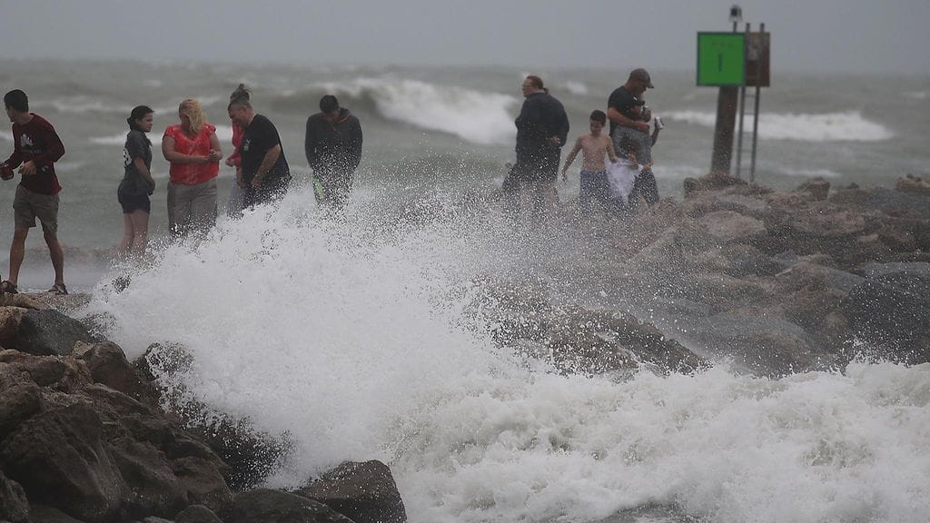 Myrskyisen sään on ennustettu jatkuvan senkin jälkeen kun varsinainen Colin-myrsky siirtyy Atlantille.