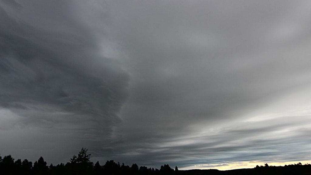 Kesämyrsky vyöryi Suomeen.