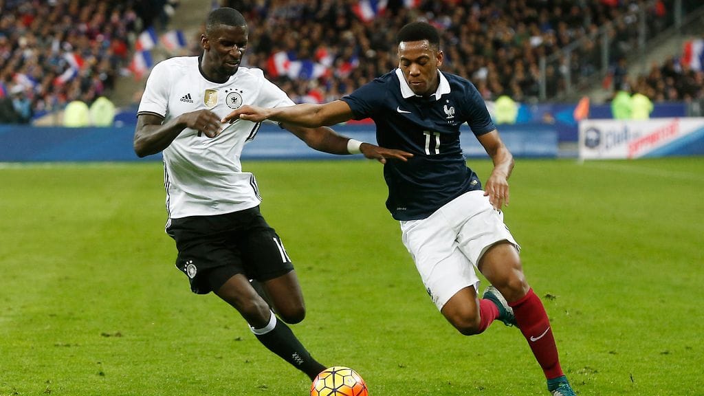 Antonio Rüdiger (vas.) maaottelussa Ranskaa vastaan viime marraskuussa.