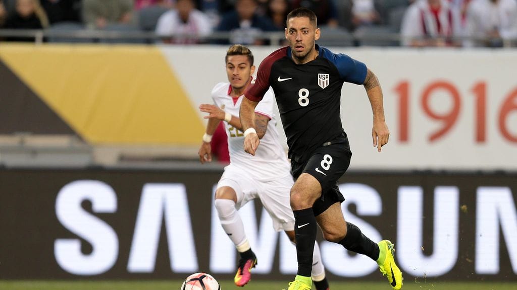 Clint Dempsey vauhdissa Costa Ricaa vastaan.