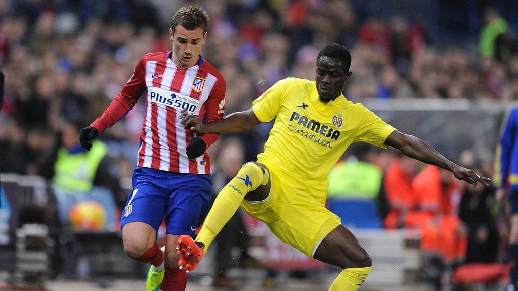 Eric Bailly (oik.) taistelussa Atleticon Antoine Griezmannin kanssa.