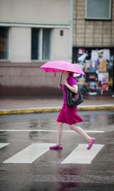 Crocsit voivat olla hyvinkin liukkaat märällä maalla.