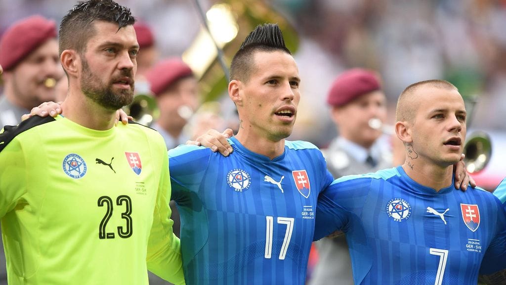 Marek Hamsik (kesk.) on Slovakian EM-joukkueen tärkein pelaaja.