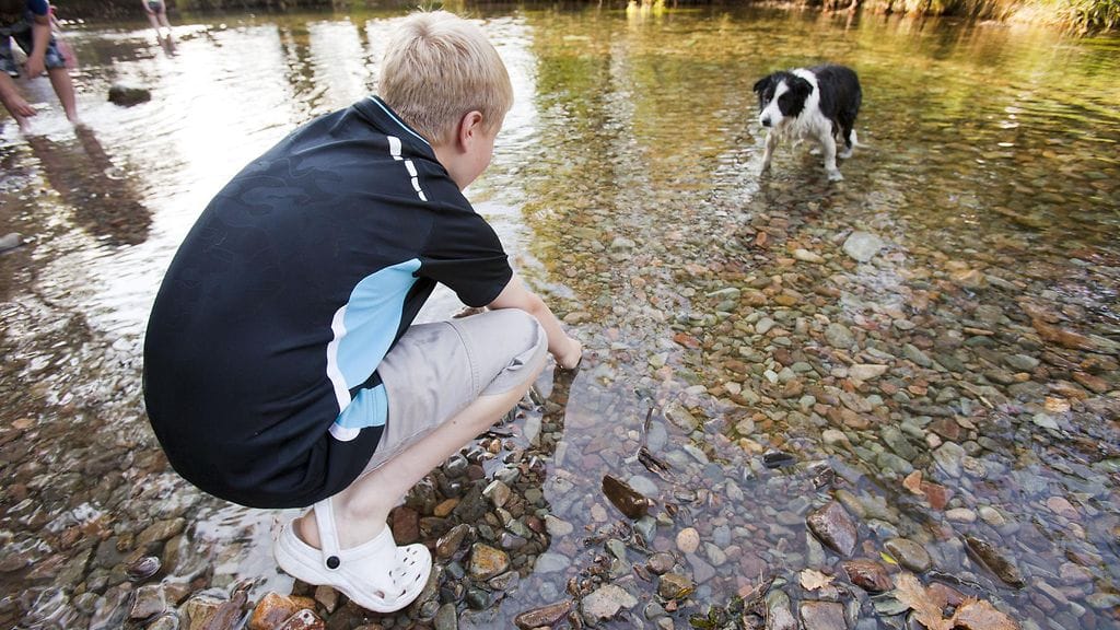 Ovatko suomalaisten suosimat Crocs-kengät haitallisia? Nyt kommentoivat suomalaiset jalkaterapeutit.